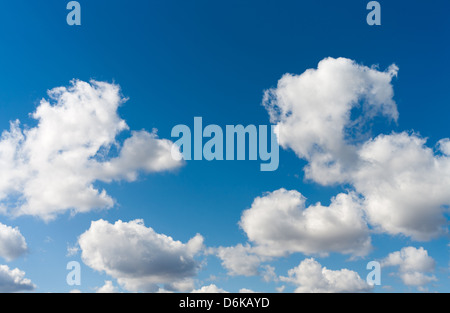 Cielo blu e nuvole bianche. Foto Stock