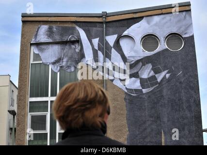 Berlino, Germania. 19 Aprile, 2013. Vista di un'opera d'arte su una casa in agosto Street a Berlino, Germania, 19 aprile 2013. L'installazione fotografica è stata prodotta da artista di strada e fotografo JR. L'artista francese presenta il suo enorme ritratti in tutto il mondo su ponti, case e edifici funzionali. Foto: PAOLO ZINKEN/dpa/Alamy Live News Foto Stock