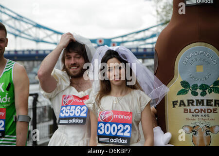 Londra, Regno Unito. 19 Aprile, 2013. Toby e Sophie McCorry tenterà il Guinness World Record per 'la più veloce l uomo e la donna in abito da sposa' durante la domenica la VIRGIN LONDON MARATHON la raccolta di fondi per la Croce Rossa britannica. Credito: Elsie Kibue/Alamy Live News Foto Stock