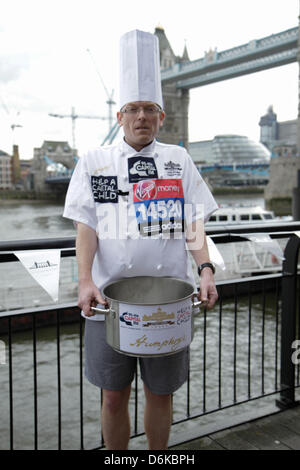 Londra, Regno Unito. 19 Aprile, 2013. Chris Wheeler in esecuzione con capitale FM prima colazione del team, tenterà il Guinness World Record "maratona più veloce vestito come un chef' durante la domenica la VIRGIN LONDON MARATHON la raccolta di fondi per aiutare un bambino di capitale. Credito: Elsie Kibue/Alamy Live News Foto Stock