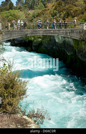 Il Fiume Waikato precipita verso Cascate Huka vicino a Taupo, Nuova Zelanda Foto Stock