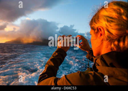 Fotografare turistica isola di Tau a sunrise, manualmente isola gruppo American Samoa, Pacifico del Sud e del Pacifico Foto Stock