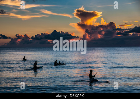 Surfer al tramonto in Guam, territorio statunitense, Pacifico centrale e del Pacifico Foto Stock