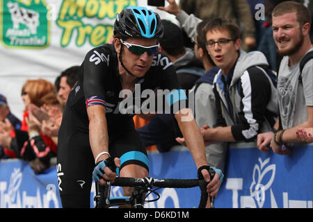 Sega di Ala, Italia. 19 Aprile, 2013. Bradley Wiggins GBR) di Sky Procycling Team compete al traguardo della quarta fase del 166.8 km delle escursioni in bicicletta da corsa su strada 'Giro del Trentino' in Sega di Ala. Foto Stock