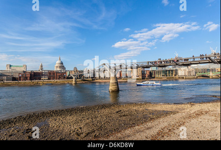 Il London Millennium Footbridge, palese Fiume Tamigi, visto da South Bank di Londra, England, Regno Unito Foto Stock