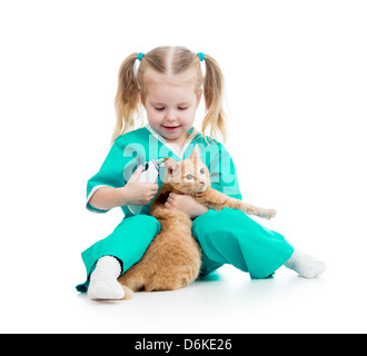 Medico ragazza giocando e misurando la temperatura di gatto Foto Stock