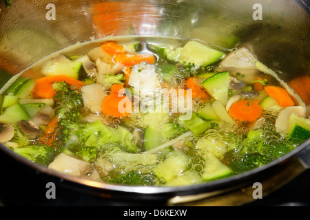 Verdure in acqua bollente Foto Stock