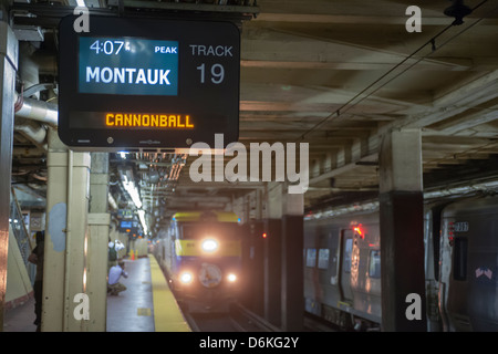 La ferrovia di Long Island debutta per la stampa il suo 'Cannonball' express treno in stazione Penn di New York Foto Stock