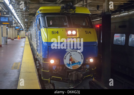 La ferrovia di Long Island debutta per la stampa il suo 'Cannonball' express treno in stazione Penn di New York Foto Stock