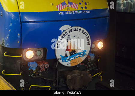 La ferrovia di Long Island debutta per la stampa il suo 'Cannonball' express treno in stazione Penn di New York Foto Stock