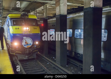 La ferrovia di Long Island debutta per la stampa il suo 'Cannonball' express treno in stazione Penn di New York Foto Stock