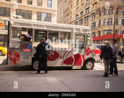 Il Red Hook Lobster Pound Carrello alimentare è visto che serve gli amanti di pesce nel quartiere Flatiron di New York Foto Stock