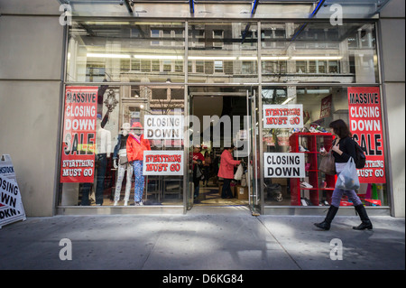 Tutto deve andare a una chiusura negozio di abbigliamento per donna nel quartiere di Chelsea di New York Foto Stock