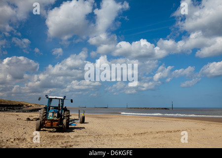 Lone trattore sulla spiaggia. Foto Stock