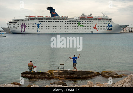 Rhodes, Grecia, una nave di Ibero Cruceros crociera nel porto Foto Stock