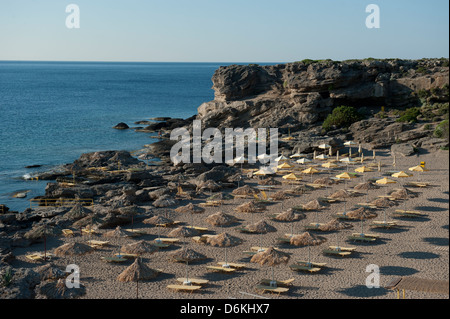 Faliraki, Grecia, spiaggia vuota sulla vacanza isola di Rodi Foto Stock