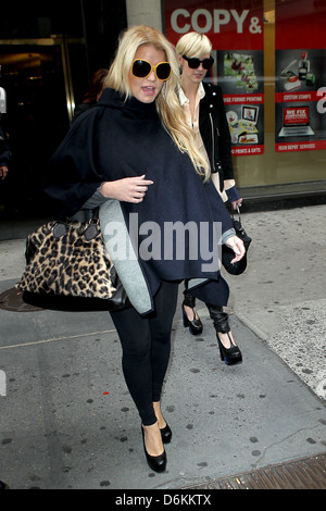 Jessica Simpson e Ashlee Simpson Jessica Simpson tutti coperti fino come lei lascia Bergdorf Goodman con la sorella a New York City, Foto Stock