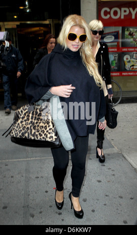 Jessica Simpson e Ashlee Simpson Jessica Simpson tutti coperti fino come lei lascia Bergdorf Goodman con la sorella a New York City, Foto Stock