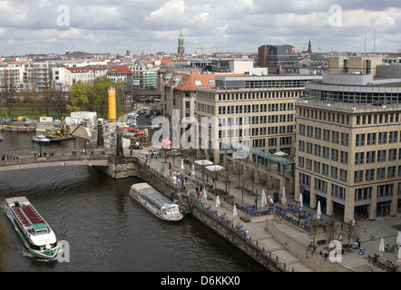 Berlino, Germania, che si affaccia sul fiume e la SpreePalais in Berlin-Mitte Foto Stock