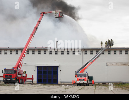 Berlino, Germania, di spegnere il fuoco funziona in città Berlin-Siemens Foto Stock