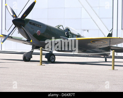 Il Supermarine Spitfire Mark XVI C-GVZB è uno storico aereo da caccia britannico, rinomato per il suo ruolo nella seconda guerra mondiale. Noto per la sua velocità, agilità e design iconico, è stato un elemento cruciale della RAF. Foto Stock