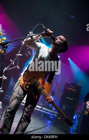 British Sea Power live at O2 Shepherd's Bush Empire di Londra. Supporto da parte di giocattolo. Foto Stock