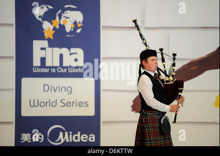 19.04.2013 Edimburgo, Scozia. Un suonatore di cornamusa scozzese viene riprodotto durante una cerimonia di apertura il giorno 1 della FINA/Midea Diving World Series 2013 presso il Royal Commonwealth in piscina a Edimburgo. Foto Stock