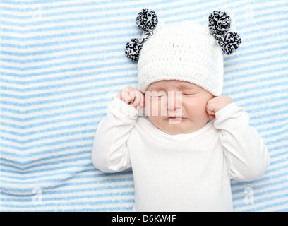 Piccolo bambino piangere sul letto Foto Stock