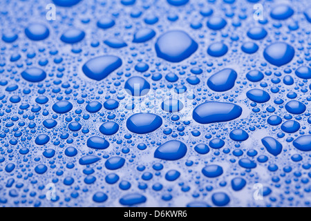 Gocce d'acqua blu telaio completo closeup Foto Stock