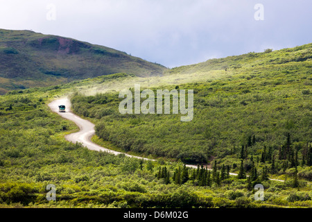 Gli autobus navetta su visitatori il limitato accesso Denali Park Road, Parco Nazionale di Denali, Alaska, STATI UNITI D'AMERICA Foto Stock