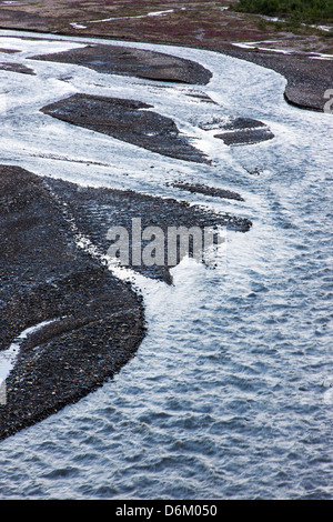 Crepuscolo skies riflettono in intrecciato forcella est del fiume Toklat, Parco Nazionale di Denali, Alaska, STATI UNITI D'AMERICA Foto Stock