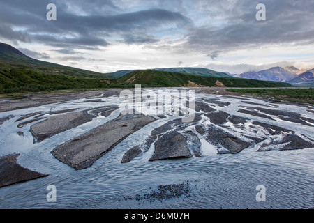 Crepuscolo skies riflettono in intrecciato forcella est del fiume Toklat, Parco Nazionale di Denali, Alaska, STATI UNITI D'AMERICA Foto Stock