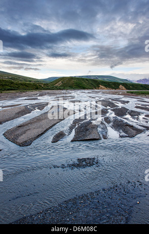 Crepuscolo skies riflettono in intrecciato forcella est del fiume Toklat, Parco Nazionale di Denali, Alaska, STATI UNITI D'AMERICA Foto Stock