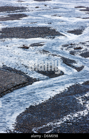 Crepuscolo skies riflettono in intrecciato forcella est del fiume Toklat, Parco Nazionale di Denali, Alaska, STATI UNITI D'AMERICA Foto Stock