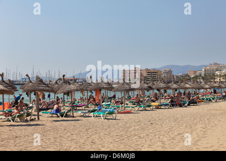 Arenal, Spagna, bagnanti sulla Platja de Palma Foto Stock