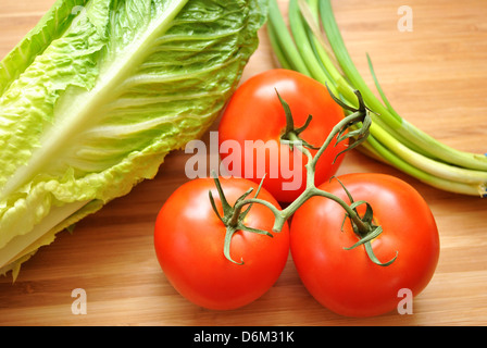 Pomodori con lattuga e lo scalogno Foto Stock