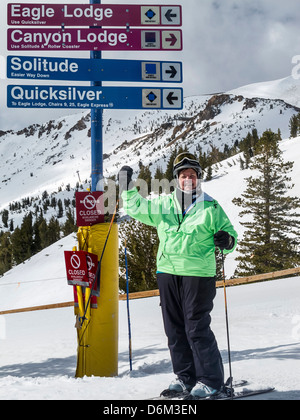 Donna che indossa taglie usura sci sci a Mammoth Mountain in California. Foto Stock