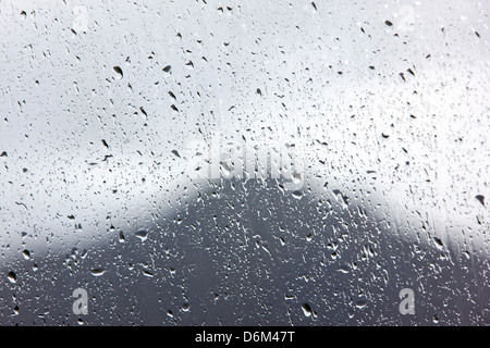 Rainy vista sud dell'Alaska Range attraverso un CI nella finestra auto da Pass policromo, Parco Nazionale di Denali, Alaska, STATI UNITI D'AMERICA Foto Stock