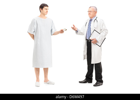 A piena lunghezza Ritratto di un paziente di sesso maschile che offrono denaro a disposizione di un medico, isolati su sfondo bianco Foto Stock