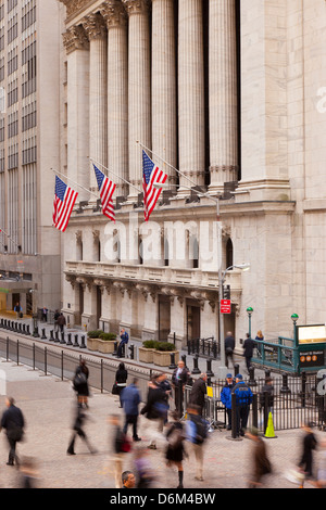 Gli investitori di arrivare presso il New York Stock Exchange, la parte inferiore di Manhattan, New York City, Stati Uniti d'America Foto Stock