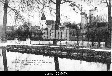 Questa foto mostra lo Chateau de Charles VII, situato a Mehun-sur-Yevre, in Francia, visto dalle rive del fiume Yevre. Fu significativo durante la grande Guerra e simboleggia i legami storici tra Francia e Germania durante la prima guerra mondiale Foto Stock
