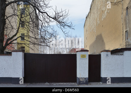 Berlino, Germania, vacante sacco nasce dietro un muro in Elsenstrasse Foto Stock