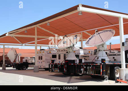 Radar Doppler i furgoni parcheggiati presso il National Weather Center di Norman, Oklahoma. Foto Stock