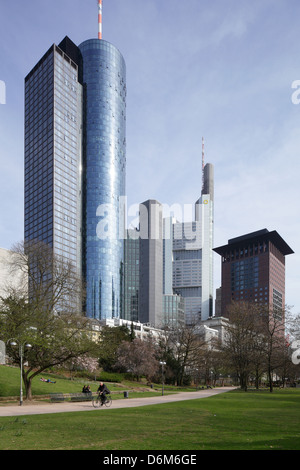 Frankfurt am Main, Germania, la torre principale, la Torre Giardino e la Torre della Commerzbank a fermata Taunusanlage Foto Stock