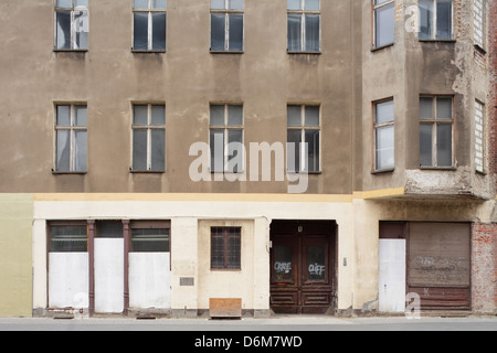 Berlino, Germania, negozio chiuso in un edificio fatiscente Foto Stock