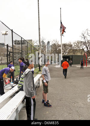 La città di New York, Stati Uniti d'America. 19 Aprile, 2013. Bandiere di volare a metà sul montante di sera del 19 aprile 2013 per vittime della Maratona di Boston bombardamenti & conseguenze; Dewitt Clinton park, Hells Kitchen, Manhattan, New York City, Stati Uniti d'America. New York City cuori Boston Credito: Dorothy Alexander/Alamy Live News Foto Stock