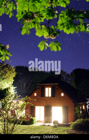 Weggun, Germania, illuminati country house sotto le stelle nella Uckermark Foto Stock