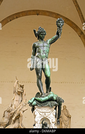 Statua di bronzo di Perseo decapitazione Medusa di Cellini in piedi nella Loggia dei Lanzi in Piazza della Signoria a Firenze Italia Foto Stock