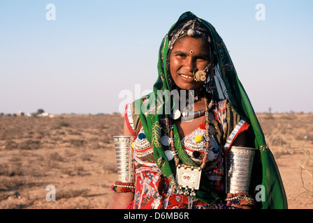 Una Donna vestita tradizionalmente è sempre sorridente. Ella è indù, lei è un nomade e appartiene ad un livello molto basso delle caste in India () Foto Stock