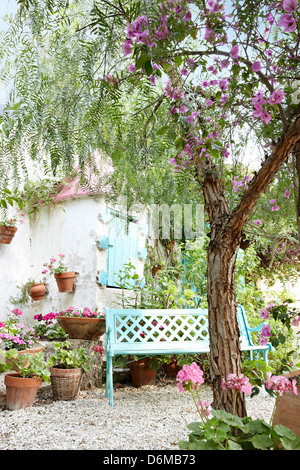 Panca turchese in cortile Beverly Feldman scarpe designer casa Alicante Spagna Foto Stock